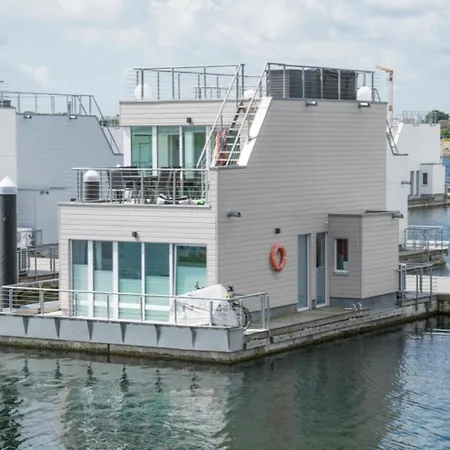 Holiday home Schwimmendes Haus Hausboot